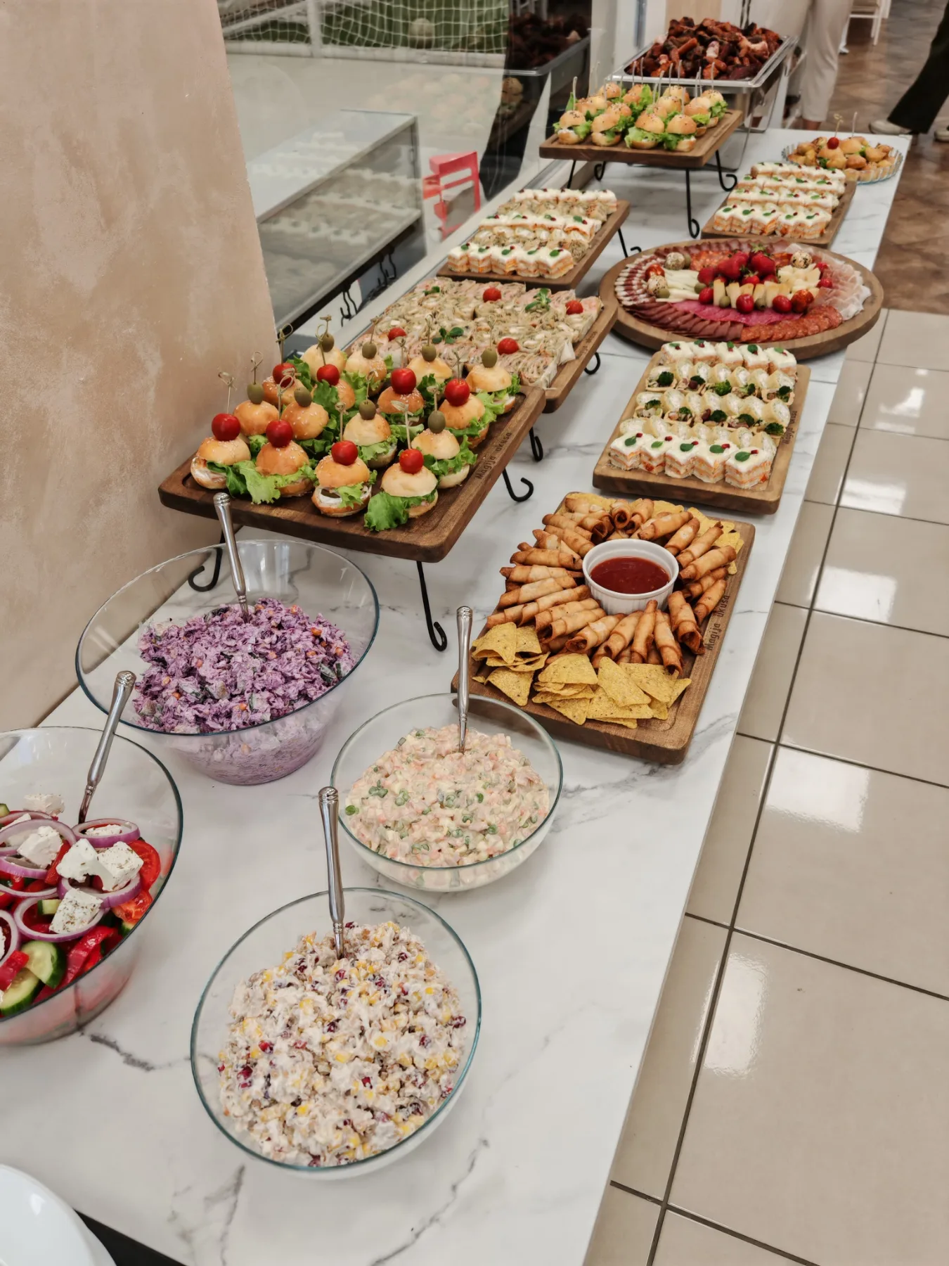 Slani ketering za rođendane i proslave, salate, mini burgeri, pite, slana torta