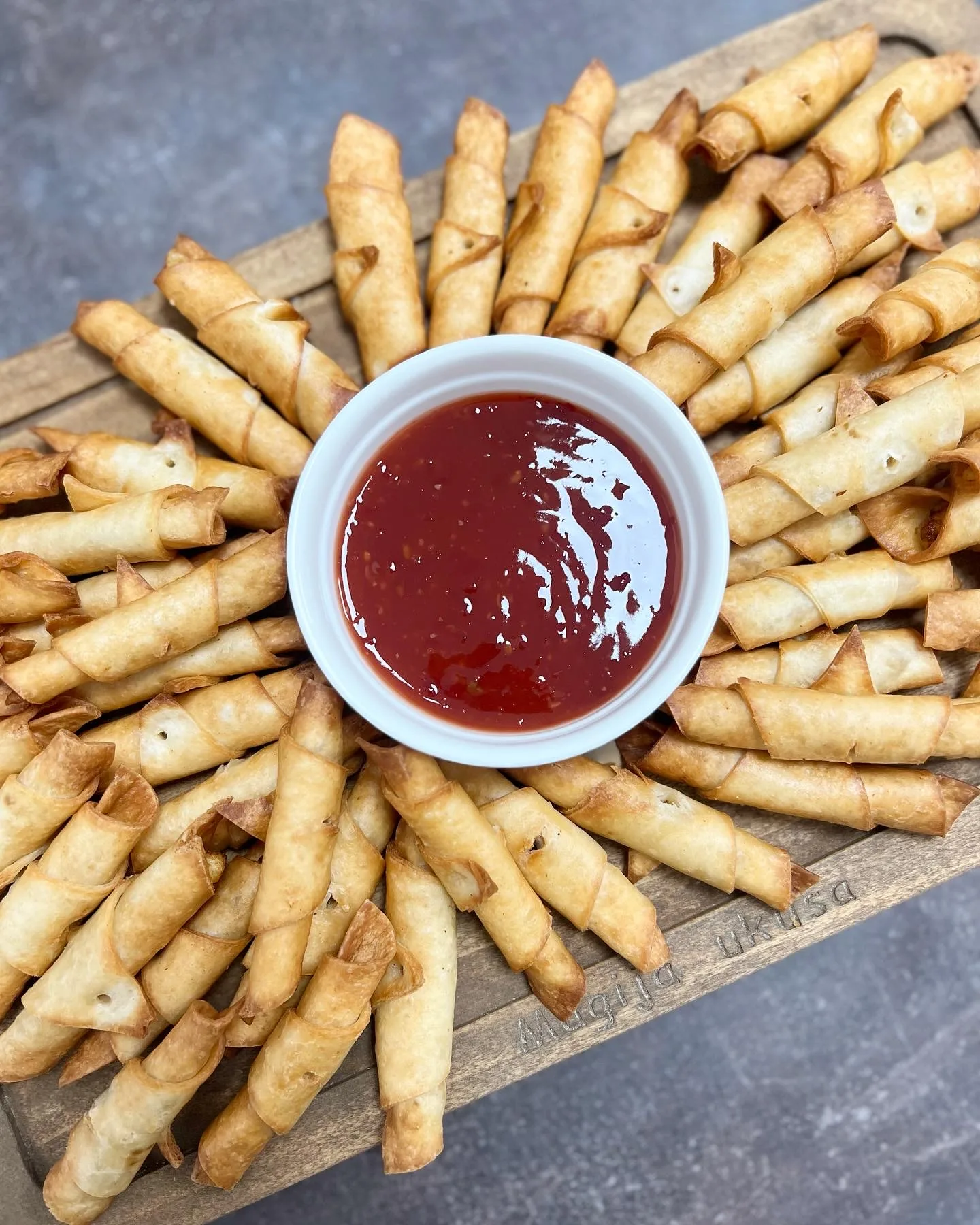 Ketering predjelo, taquitosi sa piletinom i slatko kiseli čili sos
