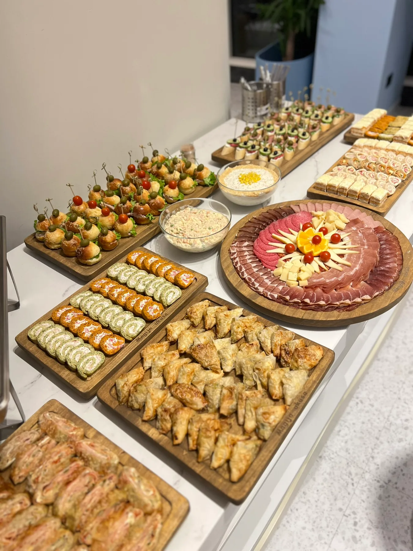 Kompletan slani ketering za proslave u igraonicama, pite, slavi rolati, slana torta, kremaste salate, burgeri